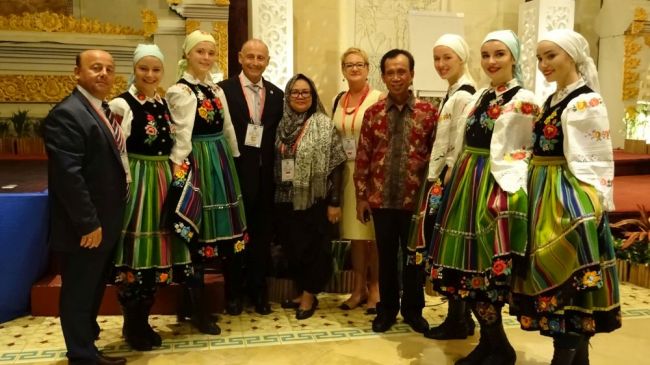 Z Wicesekretarzem Generalnym FIDAF E. Dimitrovem, z G. Frontera Mestre jurorem, organizotorem W. Widiyastuti