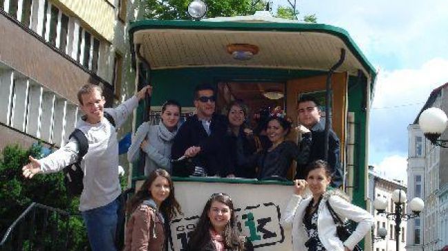 Zwiedzanie Gorzowa - stary tramwaj, od lewej -góra: Krzysztof, Klaudyna, Burak, Deniz, Zeynep, Ahmet, dół: Asia, Ewa, Marta