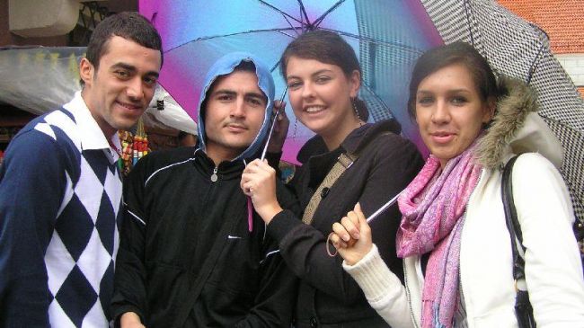 Pod parasolem na wycieczce w Poznaniu Gokhan, Ahmet, Ewa i Marta