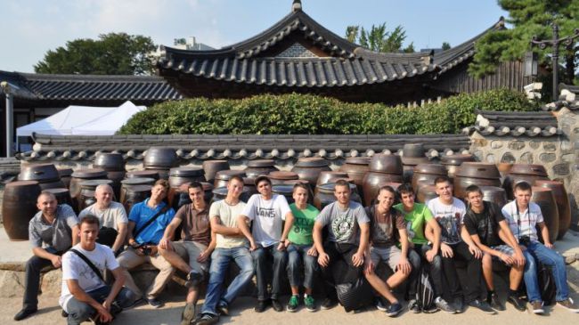 Widok przez bramę pałacu Gyeongbokgung na sidzibę obecnego prezydenta Korei
